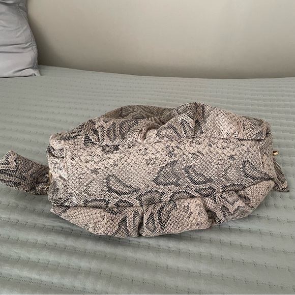 Chinese Laundry Women’s Faux Snake Skin Zipper Shoulder Purse - Picture 6 of 8